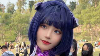 Aku tahu kau suka melihat wanita cantik, tapi aku tidak akan memberitahumu siapa mereka.