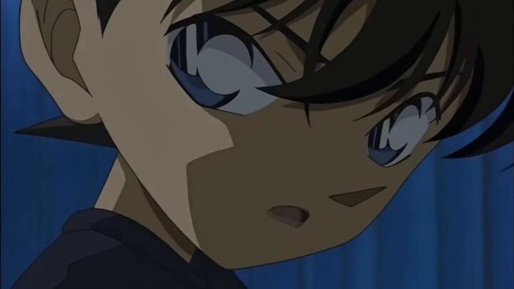 โคนันเชื่อว่ามีอะไรบางอย่างอยู่บนใบหน้าของเขา และเขาไม่เชื่อว่าฮุยหยวนอ้ายจะชอบเขา