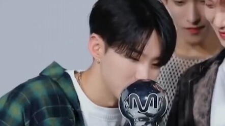 面对50亿，你的爱豆是"金智秀 "