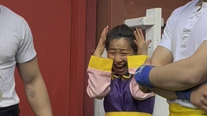 Đẹp trai quá chừng! Nghi thức uống Coca của gia đình võ thuật, tám vị tiên vượt biển mỗi người một t