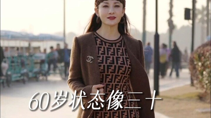 Looks like she’s 30 at 60! Dressing well isn’t for others—it’s all about pleasing herself.