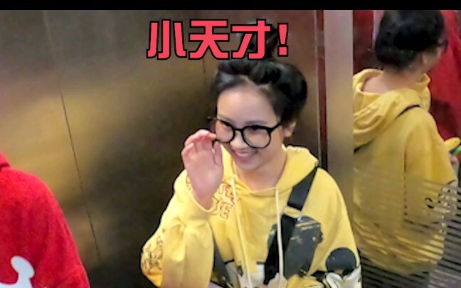 呆萌妹子的每一波操作都太出乎意料了！！！！（这就是女生的神奇包包吗？）