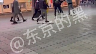 Tokyo tidak memelihara orang yang santai, semangat kalian hari ini juga penuh energi, kan?