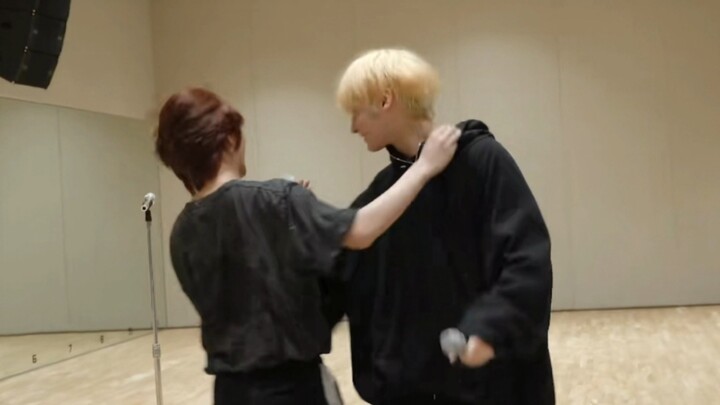 从TXT练习室听爱豆舞台表演耳返里的声音