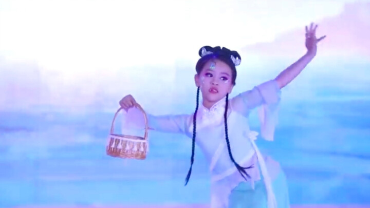 妹妹第一次独舞表演，哥哥全程咧着嘴笑着看完