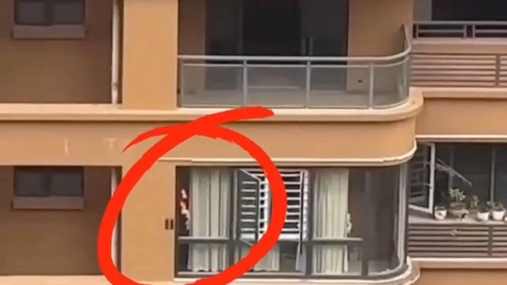 جارٍ مهتم يكتشف "حريقًا" في المنزل المقابل.. لكن عند وصول رجال الإطفاء اكتشفوا... #رجال_الإطفاء #إنق