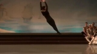 مجموعة من أداء جورجي بوتسكيشفيلي، راقص الباليه الأول الجديد في فرقة الباليه الوطنية الهولندية