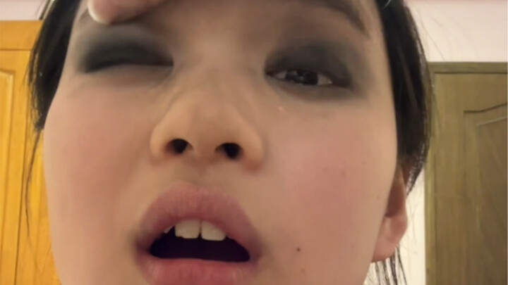 Come in and laugh! Two women put on makeup for the first time after the college entrance exam—but it
