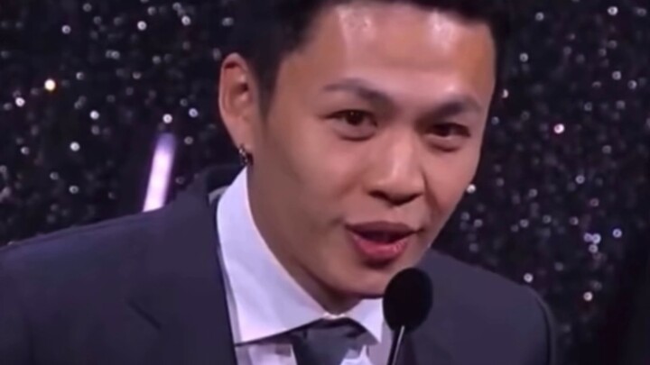 الأولى باللغة الصينية! لي هونغتشي يحصل على جائزة أسد المستقبل في مهرجان البندقية السينمائي، ويشكر حب