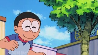 Nobita không ăn được trong ba ngày nên đã lén ăn bữa của mình trong bốn ngày.