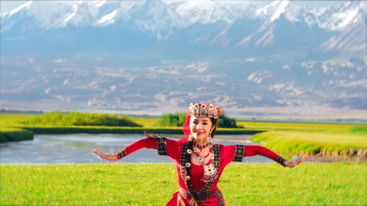 Tarian suku Tajik "Bunganya Masih Merah Seperti Ini" ~ Langit biru Pamir menjadi tirai, padang rumpu