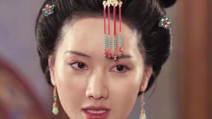 女孩只是将一盆热油泼在皇后脸上，下一秒年老色衰的皇后变成了妙龄少女