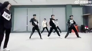 卧槽！朴老师这人能处！今天妇女节ins更新了没见过的《姐姐真漂亮》练习室版！小炸们跳的肚皮都出来了哈哈！才发现朴老师替丁程鑫站位跳舞哎