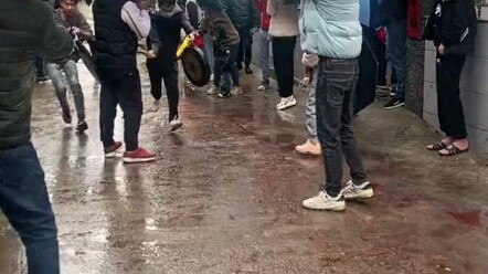 إذا طلبت من رجل فوجيان أن ينهض في السادسة لمتابعة معجبيه، فلن يستيقظ. لكن إذا طلبت منه أن ينهض في ال