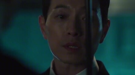 كم هو متعجرف البطل الثاني في "المجد المظلم"؟ إنّه ينضح بحسّ الطبقيّة من أعماق جوهره! كل جملة تلخّص ا