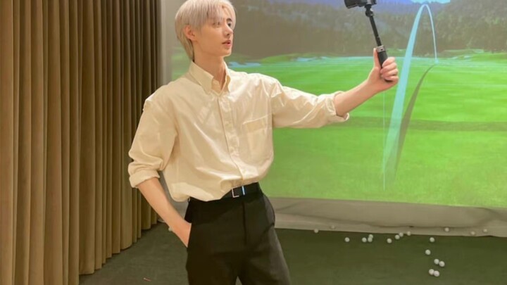 สัดส่วนหุ่นนี่เกินจะบรรยาย! ไหล่กว้าง เอวเล็ก หลังบาง ขายาวเรียบเนียน