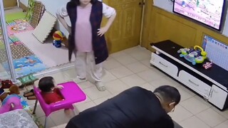 Sang ibu marah-marah saat membantu anaknya mengerjakan PR, dan sang ayah tiba-tiba merasa ada yang t