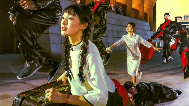 “Chạy trốn là bản sử thi đã ăn sâu vào thân thể người phụ nữ.” “Có một loài hoa nở rực rỡ đến tột cù