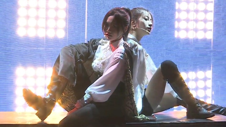 Yuan Yiqi baru saja menari unit dengan Kakak Yang, sekarang harus menari lagi dengan Kakak Ipar A Xi