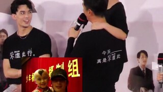 هُو غهَه يحتضن الممثل الصغير شياو لي تشن تشن في فيلم "لا تضيع الحياة هباءً" بالوضعية نفسها التي احتض