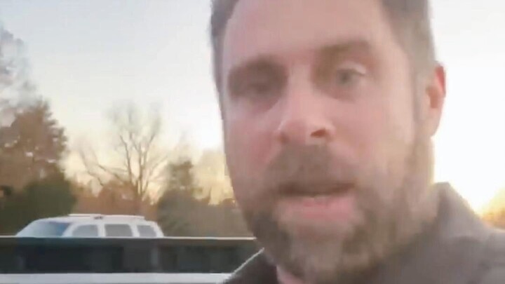 Cô ấy không còn yêu tôi nữa.