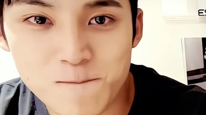 Khi Min Kyu đột nhiên phát hiện mình đã tiết lộ trước nội dung của tạp chí chưa phát hành 😳