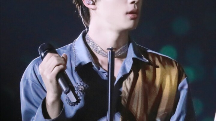เนื่องจากท่าเต้นดั้งเดิมนั้นอันตรายเกินไป จึงต้องดัดแปลงท่าเต้นเพื่อความปลอดภัยของไอดอล