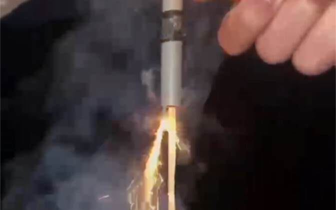 هذه الألعاب النارية تبدو وكأنها صاروخ ينطلق إلى الفضاء