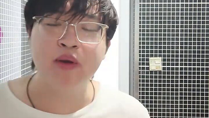 دانغ تشي يغني أغنية "سبايرال"