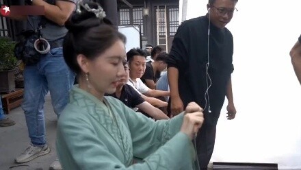 Dalam drama tersebut, istri Qi Nian memecahkan sendok kayu dengan satu tangan, dan di luar drama, ak
