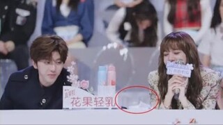 في برنامج "الشباب معك 2"، ذرفت ليزا الدموع على المسرح، فمن انتبه إلى يد تساي شو كون؟ كانت لفتة دافئة