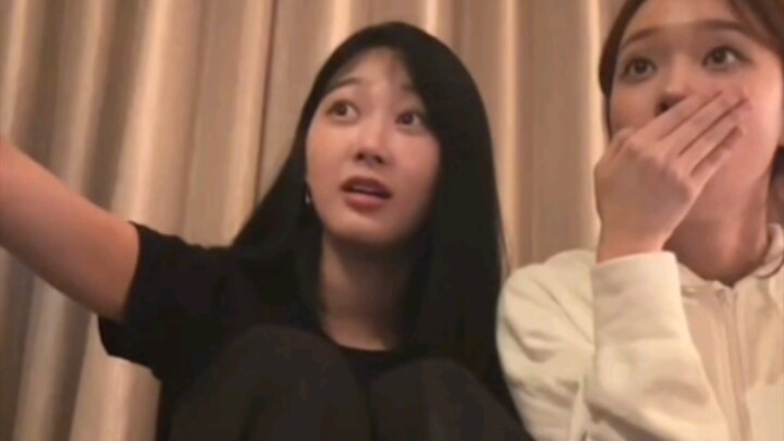 During the livestream, the three sisters were吓得魂飞魄散 by Ningning’s knocking on the door～