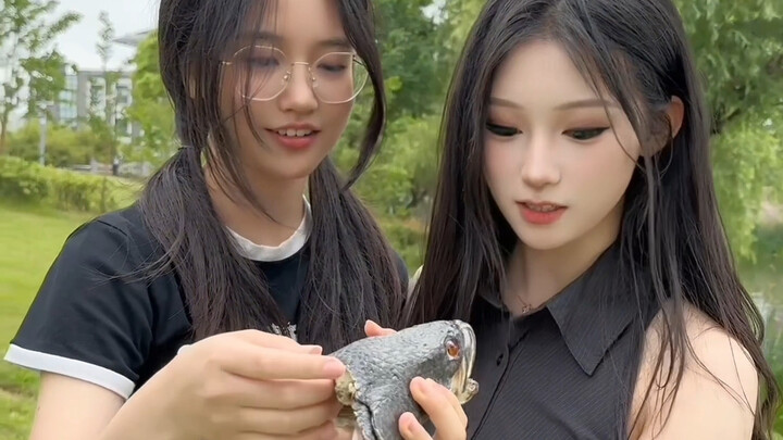 Em gái lớp dưới tò mò đứng xem khi anh khóa trên cá được làm tiêu bản