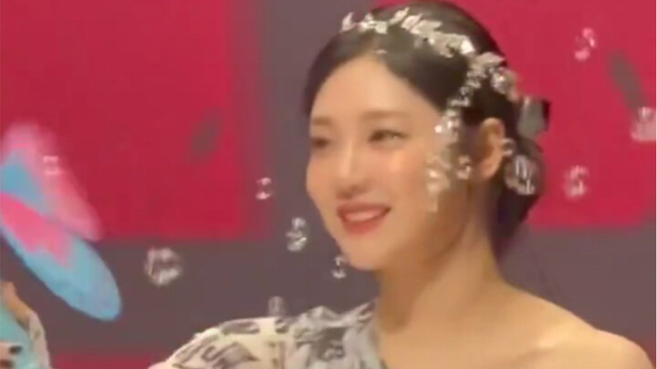 The person who gave this headpiece is a genius—it matches today’s hairstyle perfectly, Nini really l