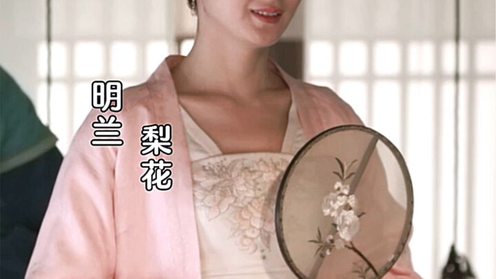 พัดกลุ่มของแต่ละคนล้วนบ่งบอกถึงนิสัยและสถานะของพวกเธอ ทั้งยังช่วยเน้นย้ำฐานะและสะท้อนรสนิยมส่วนตัวขอ