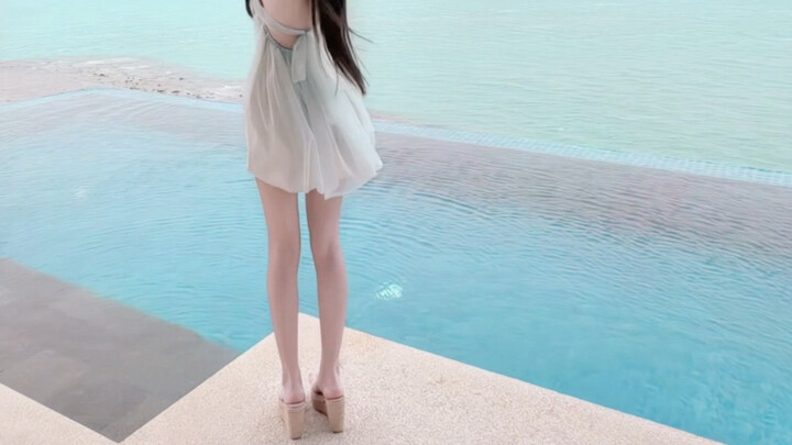 Berdiri di tepi kolam renang agak gugup, takut terjatuh૮⑉･-･⑉ა