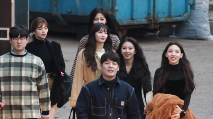 Wanyan Tuan: One gorgeous beauty after another keeps walking over—I’m absolutely in awe!