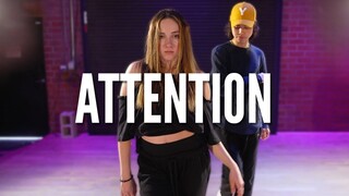 ฌอนและเคซี + เฮลีย์ ร่วมแสดงรับเชิญในท่าเต้นของไคล์ ฮานากามิ สำหรับเพลง Attention ของบีเบอร์