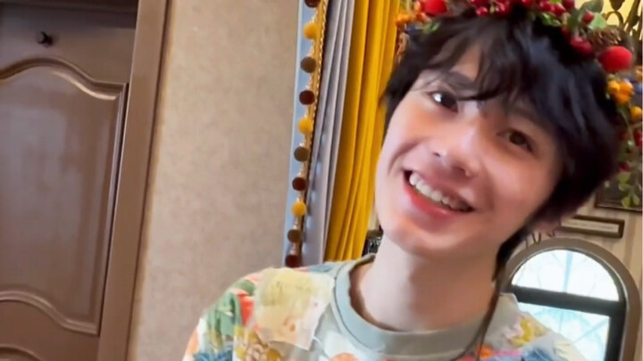 【أقول أحبك】غناء متكلّف لفتى متكلّف