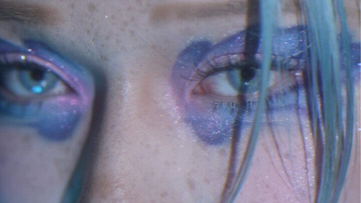 إنه فعلاً ما بيشوفك، لكن أنت اللي متلقيش عليه عمداً.