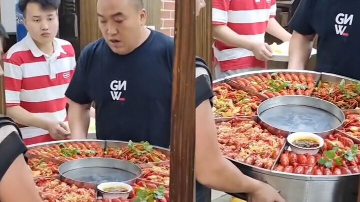 Ông chủ Hồ Nam khi dọn món phát hiện nồi rộng cửa hẹp, ngay lập tức đứng ngây ra tại chỗ không biết 