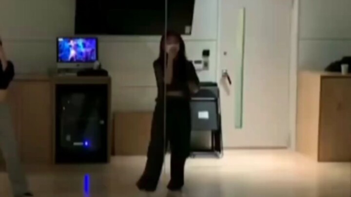 [Hwang Gyuri] Once, the video was so blurry I actually mistook it for our choreography teacher—let’s