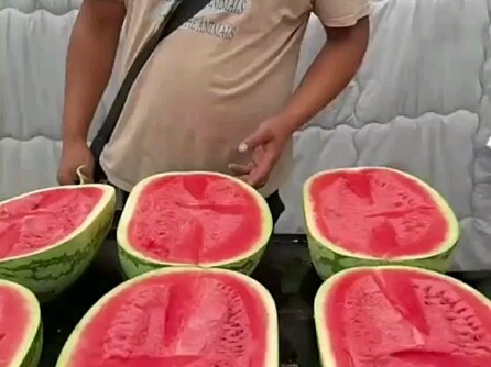 Berbisnis harus dengan keramahan agar bisa mendatangkan keuntungan