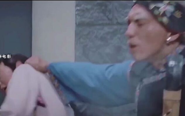 Người đàn ông bị phạt lột da bàn tay vì trộm học bí kíp bắt ma độc môn, nhìn thôi đã thấy đau!