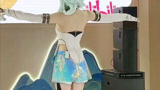 在日本漫展跳了触摸天空～