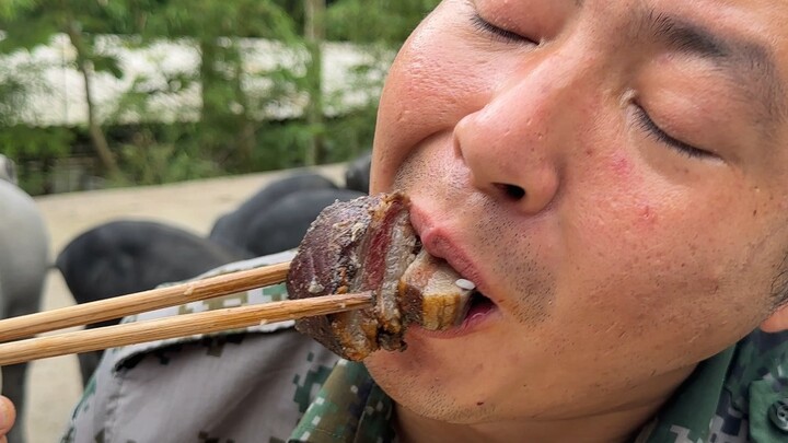 Gần đây có mấy cậu em trông hơi yếu, nấu ngay một nồi canh cá cho anh em bồi bổ nào.