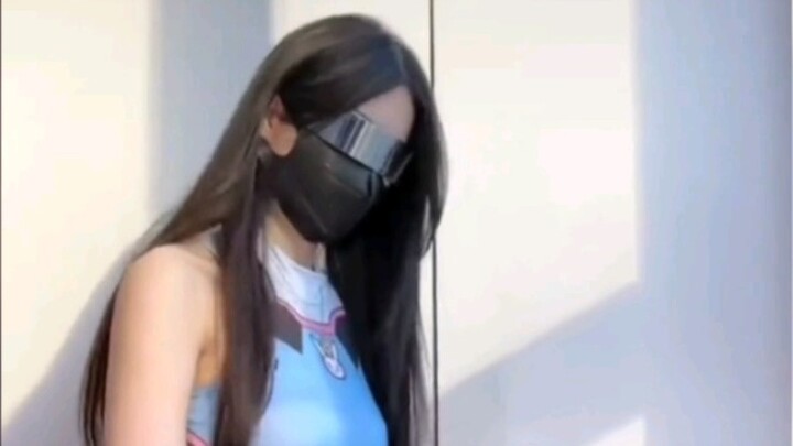 2023 สาวสวยนั่งยองเปลี่ยนเสื้อผ้าให้เห็นพอ