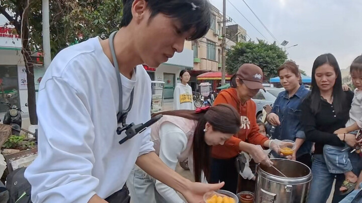 Saat Tahun Baru Imlek, berjualan minuman manis di kota kecil, laris manis!
