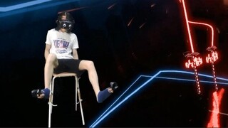 Bermain Beat Saber "Believer" dengan kaki