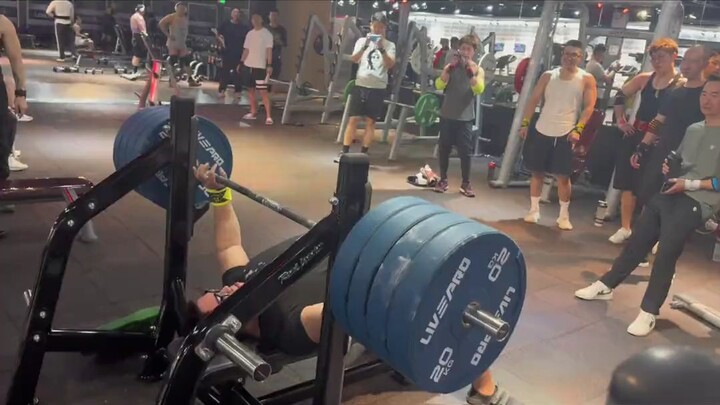 When a powerlifter from 2002 walks into a commercial gym